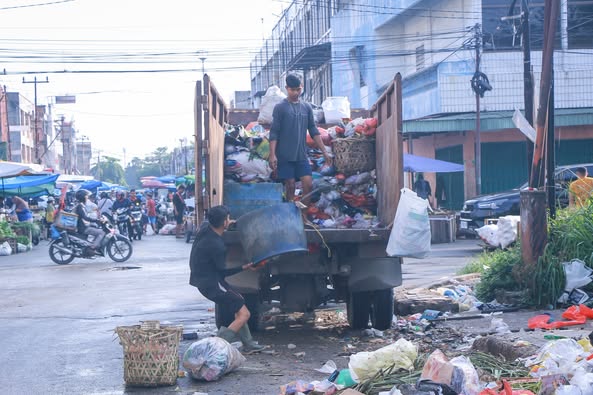 DLHK Pekanbaru Begerak Cepat Atasi Tumpukan Sampah di Jalan Teratai