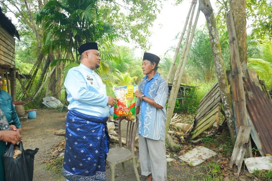 Wabup Syamsurizal Serahkan Bantuan untuk Lansia dan Disabilitas di Sungai Apit