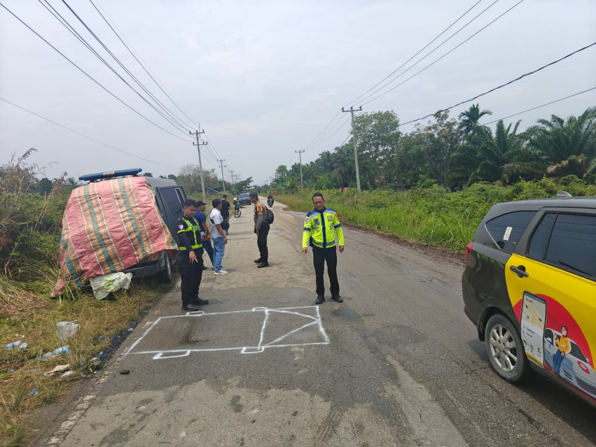 Mobil Tahanan Terguling di Dumai, 2 Polisi Luka Ringan
