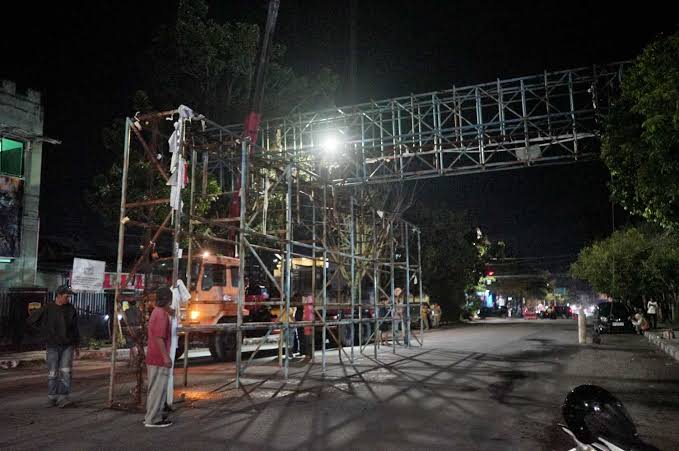 Penertiban Tiang Reklame di Jalan Jenderal Sudirman Pekanbaru Terus Berlanjut