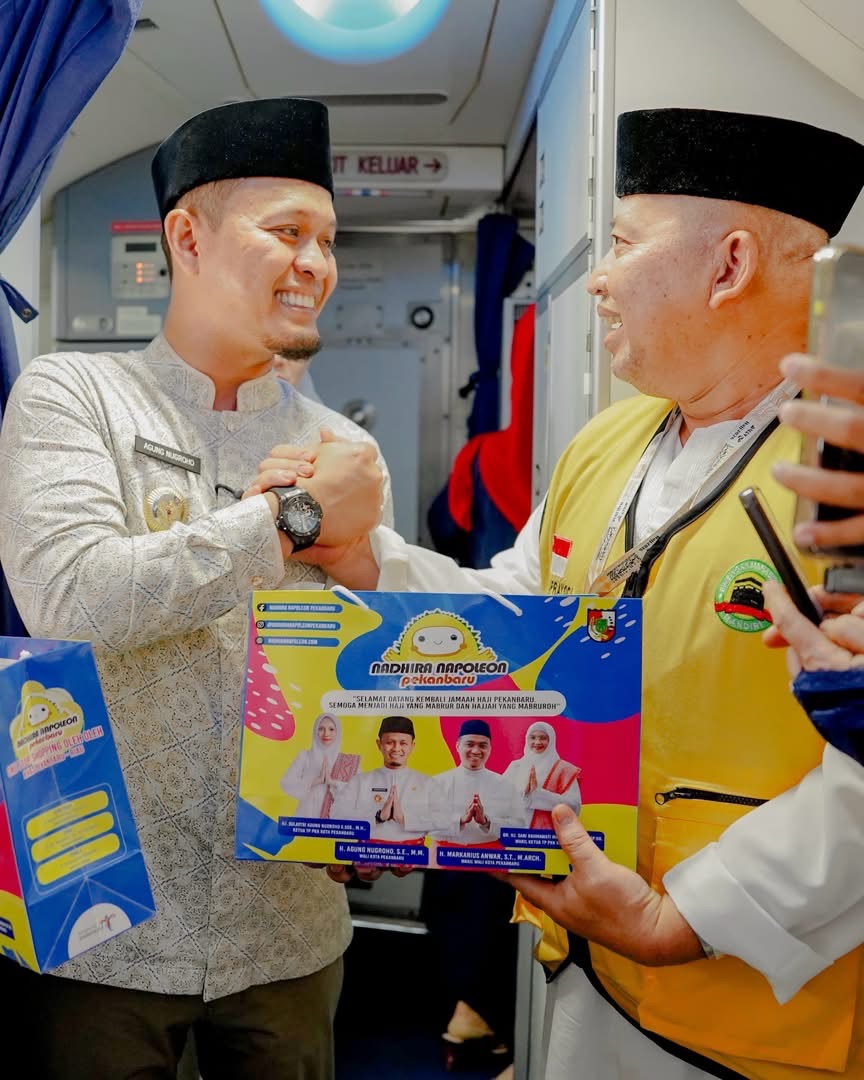 Sambut Kepulangan Jamaah Haji, Walikota Pekanbaru Beri Bingkisan Kue Talam Durian