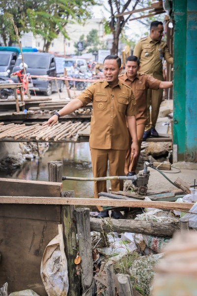 Melihat Pembangunan Drainase di Jalan Paus, Wali Kota Pekanbaru Turun Langsung ke Lapangan