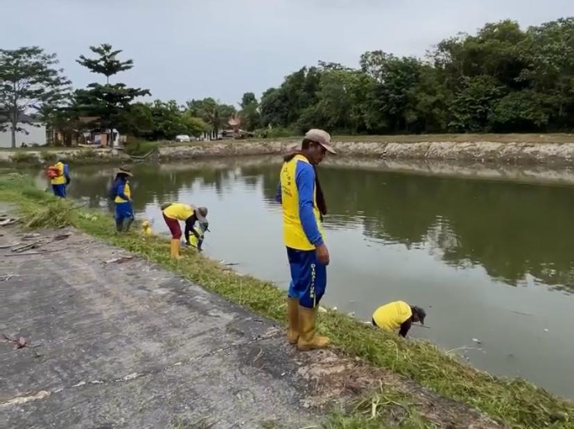 Dinas PUPR Pekanbaru Turunkan Pasukan Kuning Bersihkan Waduk Cipta Karya