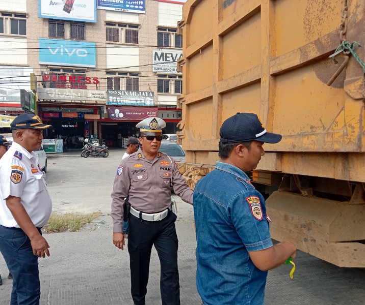 Satgas Gabungan Tertibkan 48 ODOL di Jalan Soekarno-Hatta Kota Pekanbaru