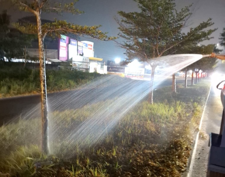 Banyak Yang Kering,DLHK Pekanbaru Rutin Siram Tananam di Median Jalan