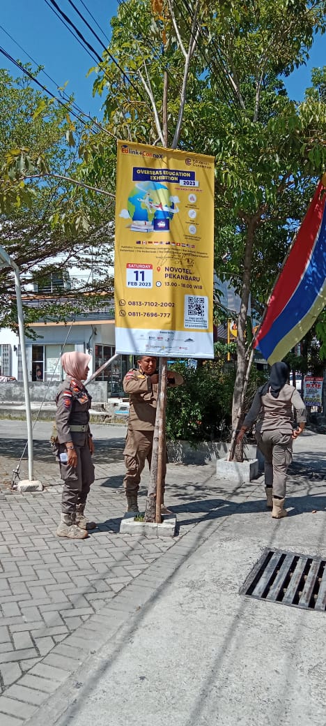 Satpol PP Pekanbaru Amankan Puluhan Umbul-Umbul dan Reklame kadaluwarsa