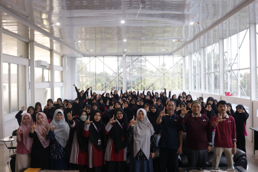 Dispusip Pekanbaru Terima Kunjungan Literasi Tour ke SMP IT Az Zuhra