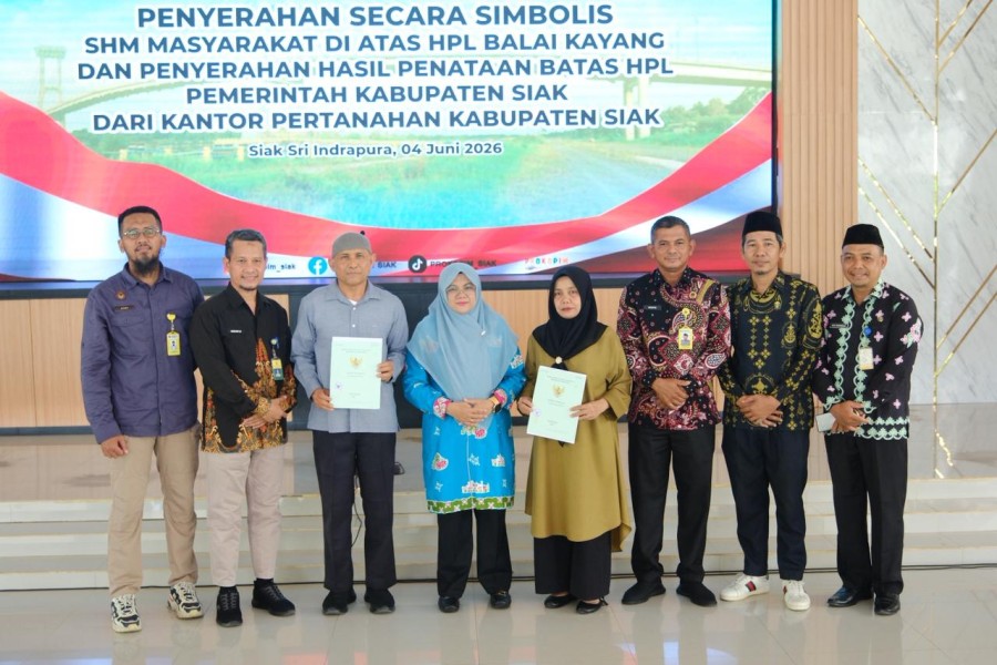 Setelah Menanti 20 Tahun, Warga Balaikayang Siak Terima Sertifikat Hak Milik