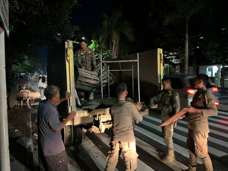 Satpol PP Pekanbaru Tertibkan PKL di Sekitar Kampus UNRI Gobah