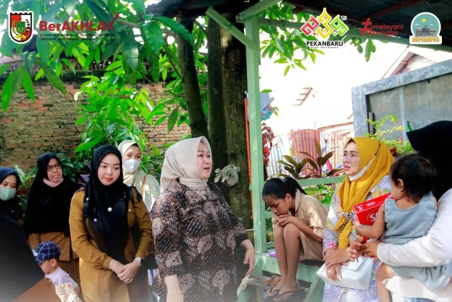 Ketua Dharma Wanita BKPSDM Kota Pekanbaru Salurkan Bantuan Paket Sembako Untuk Anak Stunting