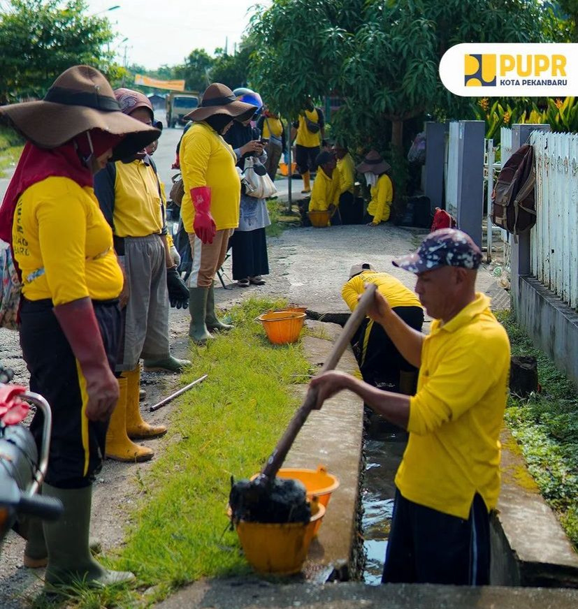 Dinas PUPR Pekanbaru Bersihkan Drainase Jalan Merak dan Jalan Soebrantas