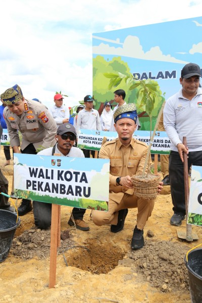Wali Kota Pekannaru, Gubri, dan Kapolda Tanam 15.000 Pohon di Lahan Pemko
