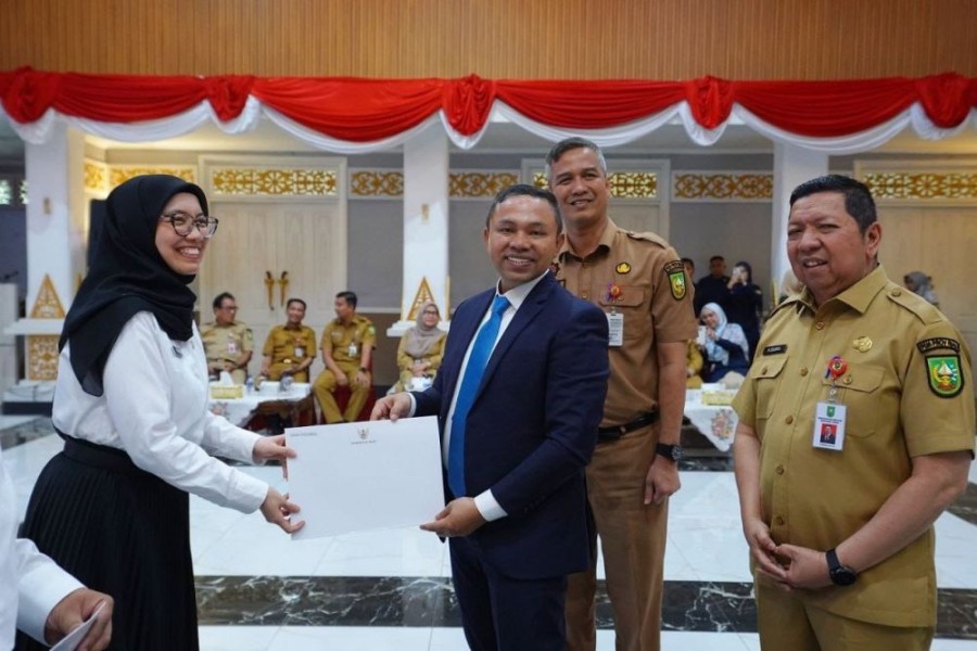 Gubri Wahid Serahkan 60 SK CPNS TA 2024