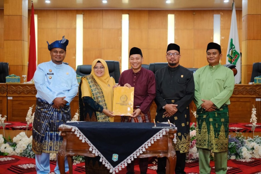 DPRD Siak Sahkan 8 Perda Sekaligus, Bupati Afni Sampaikan Apresiasi