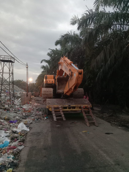 Pilah Sampah di TPA, DLHK Pekanbaru Mendapat Pinjaman Dua Unit Alat Berat