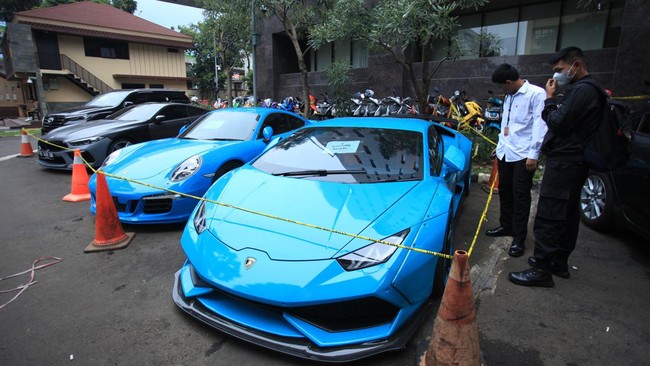 10 Kendaraan Mewah Doni Salmanan Laku Dilelang Rp9,8 M