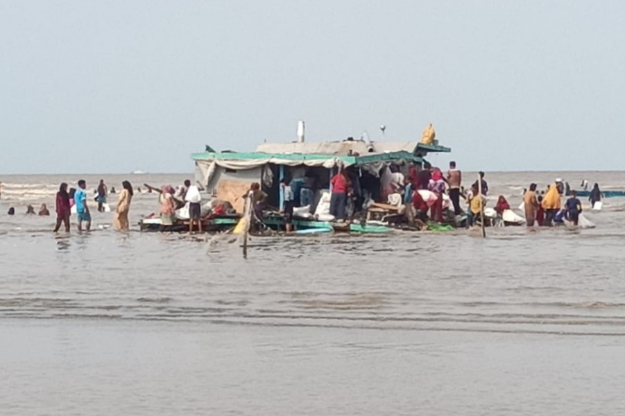 Kapal Muatan Sembako Karam di Perairan Bengkalis