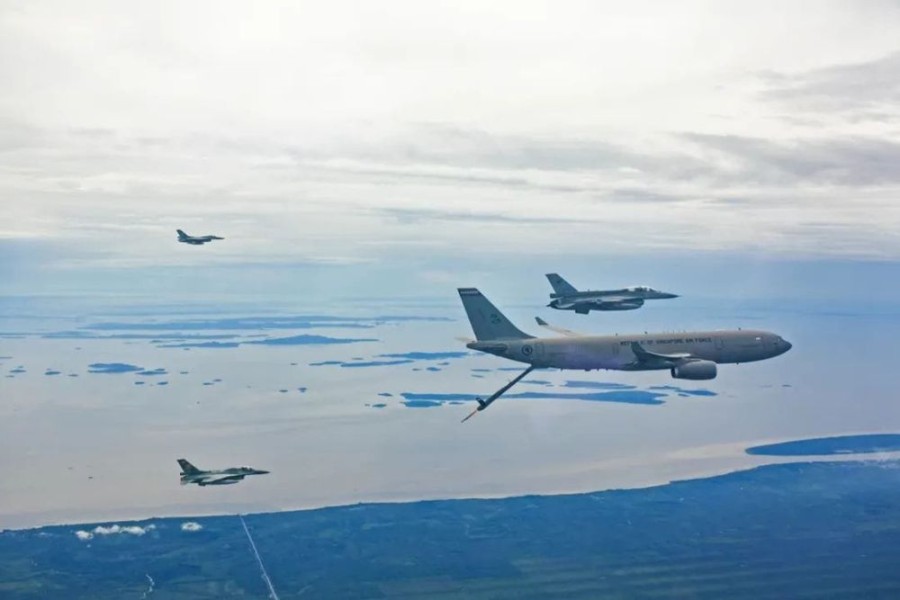 Manuver Presisi F-16 Indonesia dan Tanker Singapura di Langit Riau