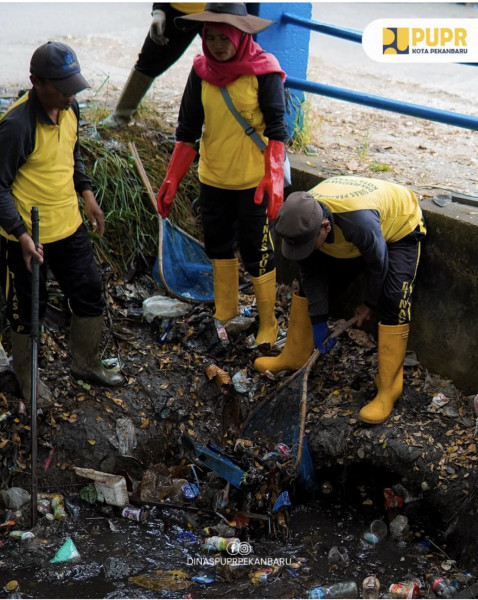 Cegah Banjir, Dinas PUPR Pekanbaru Bersihkan Drainase di Jalan Cipta Karya