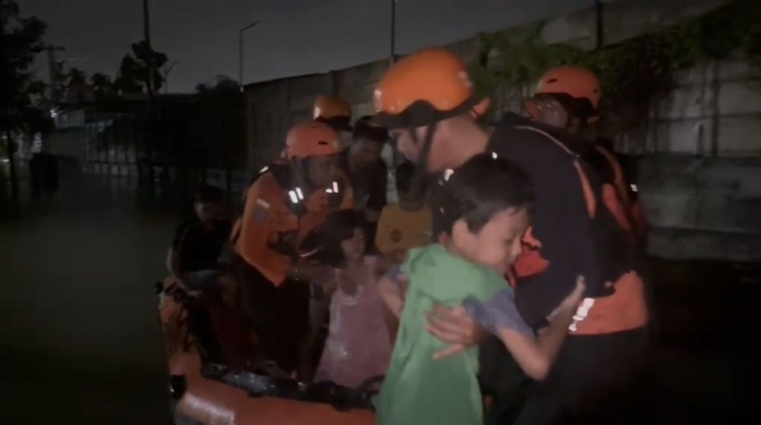 Terjebak Banjir, Warga Pekanbaru Dievakuasi Basarnas