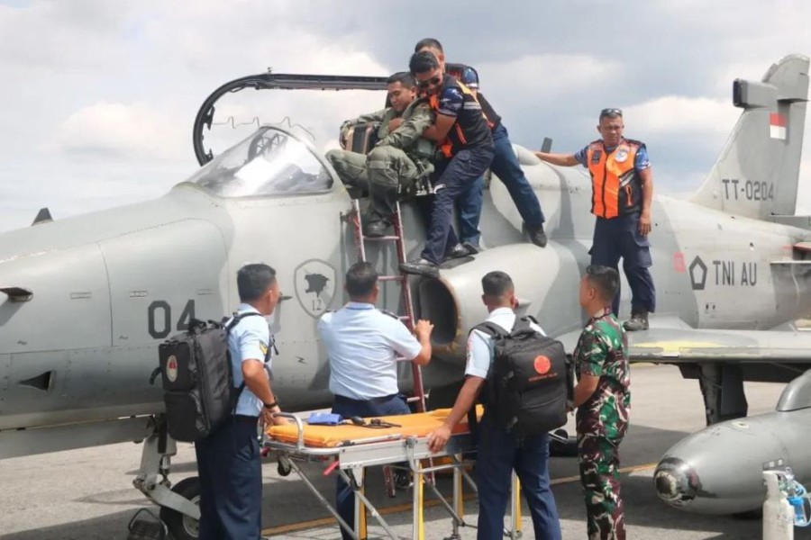 Personil Lanud Rsn Evakuasi Pilot Saat Emergency Landing Pesawat Tempur Hawk