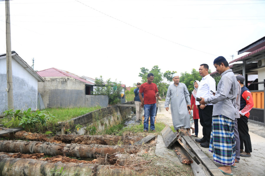Sekdako Pekanbaru Tinjau Jembatan Lingkungan Rusak di Kelurahan Air Putih