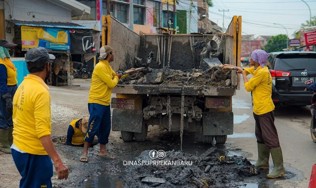 Angkat Tumpukan Sampah dan Sedimen, Pasukan Kuning Bersihkan Drainase Jalan Ahmad Dahlan