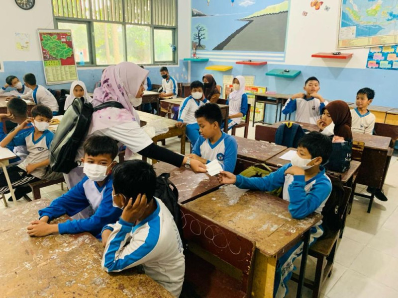 Diskes Riau Bagikan  Masker di 21 Sekolah Dasar di Pekanbaru