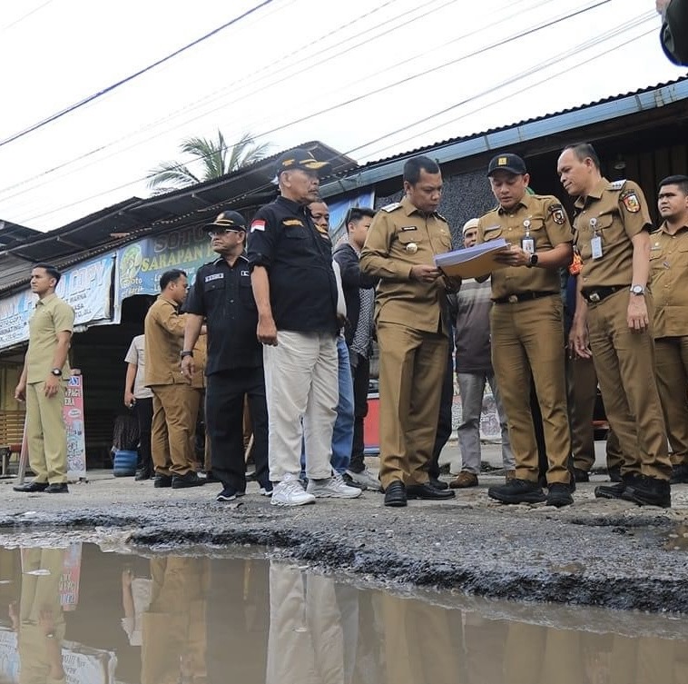 Kadis PUPR Pekanbaru, Dampingi Pj Wali Kota Pekanbaru Tinjau jalan Rusak