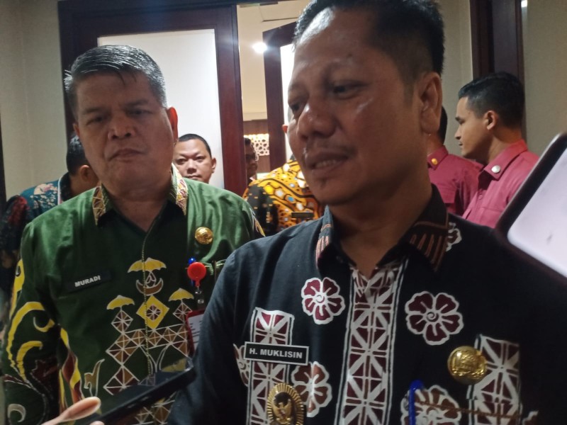 SF Hariyanto Serahkan SK Plt Bupati Kuansing kepada Mukhlisin