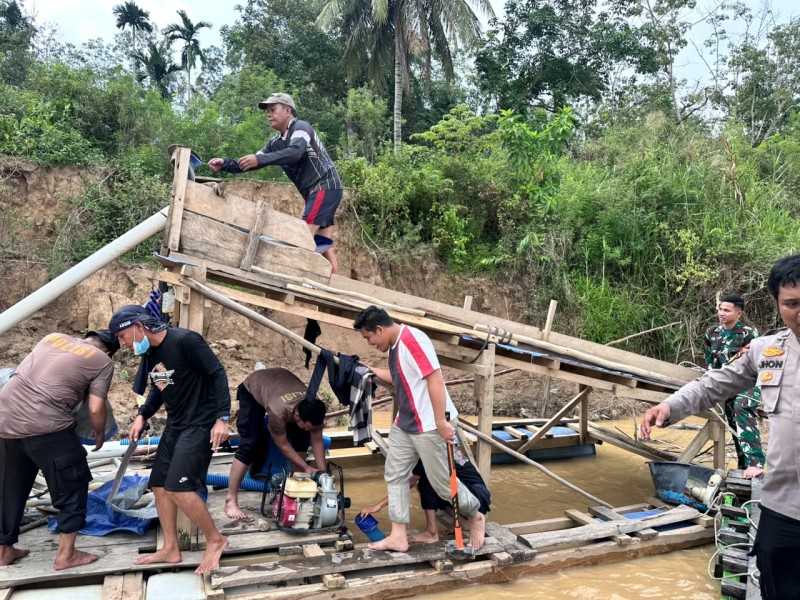 48 Rakit Tambang Emas Ilegal di Sungai Kuantan Dimusnahkan