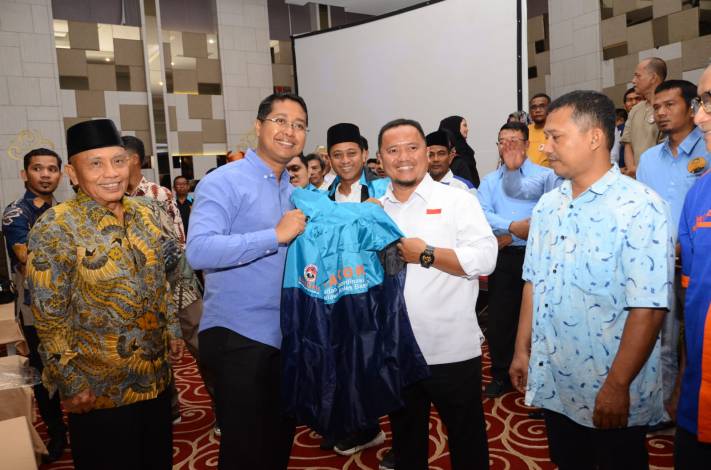 Pasangkan Rompi Bakorsi Anies Baswedan Riau, Jhony Carles Sebut Saksi Ujung Tombak Pengawasan Pemilu
