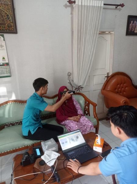 Lakukan Perekaman KTP, Disdukcapil Pekanbaru Datangi Rumah Masyarakat Rentan Adminduk