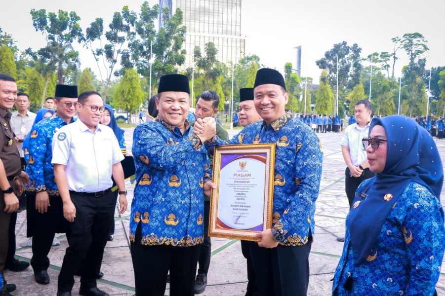 Pemko Pekanbaru Terima Penghargaan UHC Dari Pemerintah Provinsi Riau