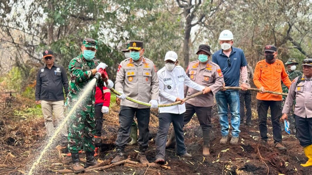 Kapolda, Pangdam, dan BPBD Riau Turun Langsung Padamkan Karhutla Kerumutan