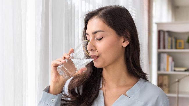 Minum Sambil Berdiri Disebut Bikin Beban Ginjal Lebih Berat, Benarkah?