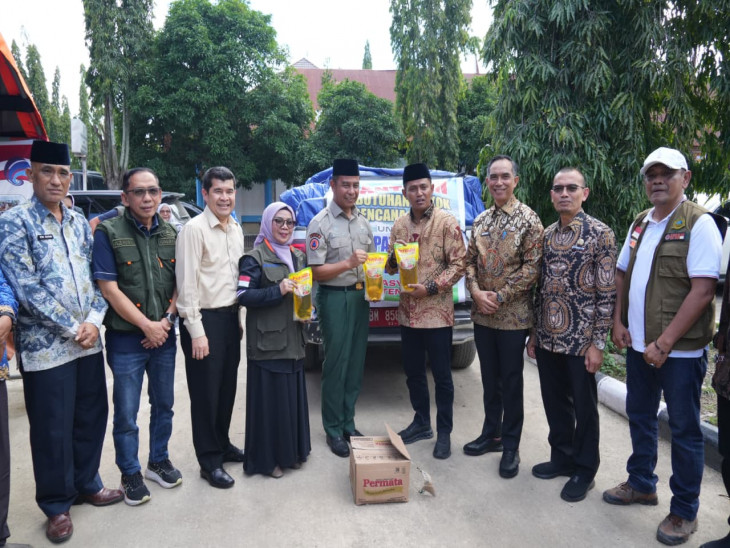 Bupati Kampar Serahkan Bantuan Bencana kepada Pemkab Solok