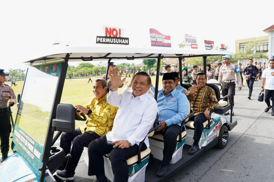3 Bapaslon Gubernur Riau Tampak Akrab Naik Mobil Golf Keliling Mapolda