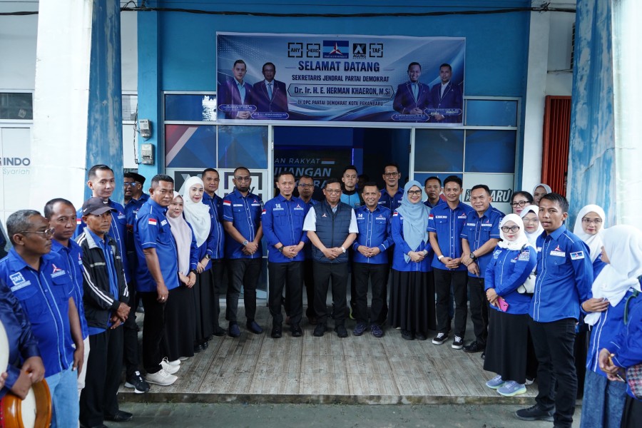 Sekjen Demokrat Bagikan 1.500 Sembako di Pekanbaru, Tegaskan Partai Harus Dekat dengan Rakyat