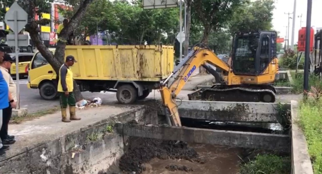 Pemko Pekanbaru Intensifkan Pengerukan Drainase di Jalan Arifin Ahmad