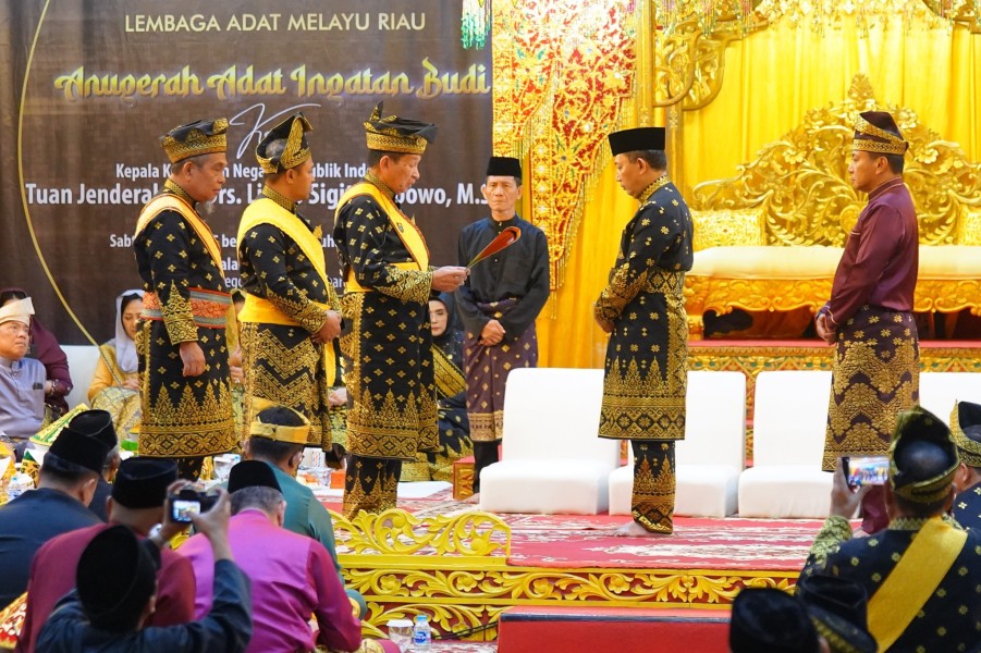 Anugerah Adat Ingatan Budi untuk Kapolri,Gubri Apresiasi Kinerja Polri