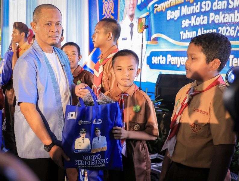 Pemko Pekanbaru Mulai Distribusikan Bantuan Seragam Sekolah Gratis