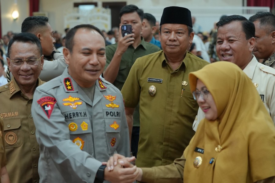 Kapolda Riau Perkenalkan Bupati Siak Sebagai Tokoh Lingkungan Dihadapan Para Pelaku Usaha