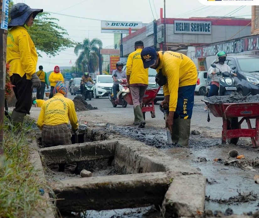 Bersihkan Drainase, PUPR Pekanbaru Akan Beli Mobil Penyedot Lumpur