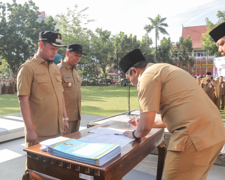 Wako Pekanbaru Pimpin Sertijab Pejabat Eselon II