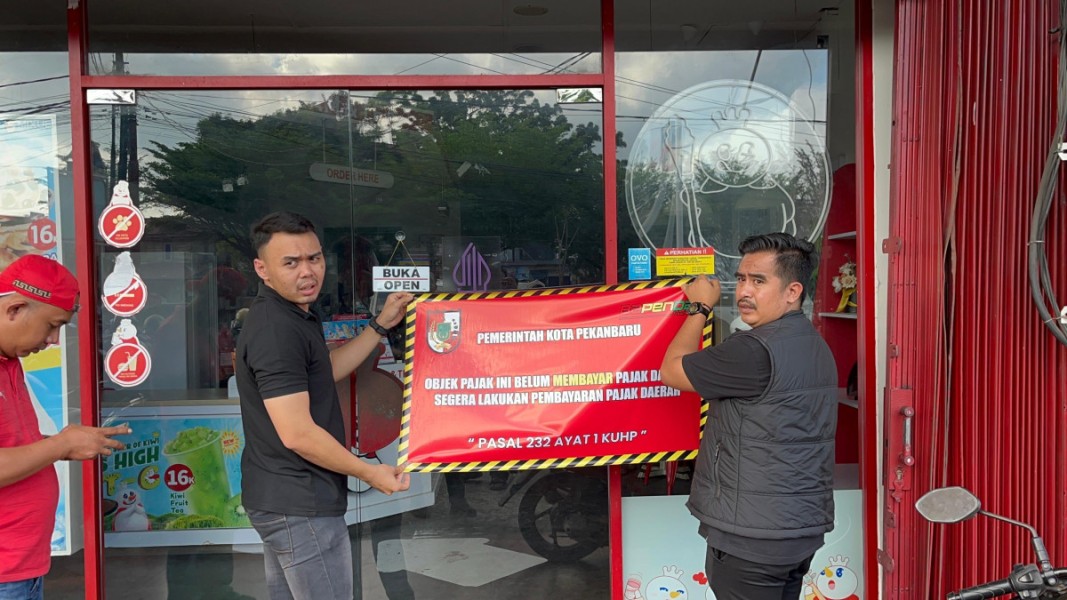 Bapenda Pekanbaru Pasang Stiker Tunggakan  Pajak di Sejumlah Restoran