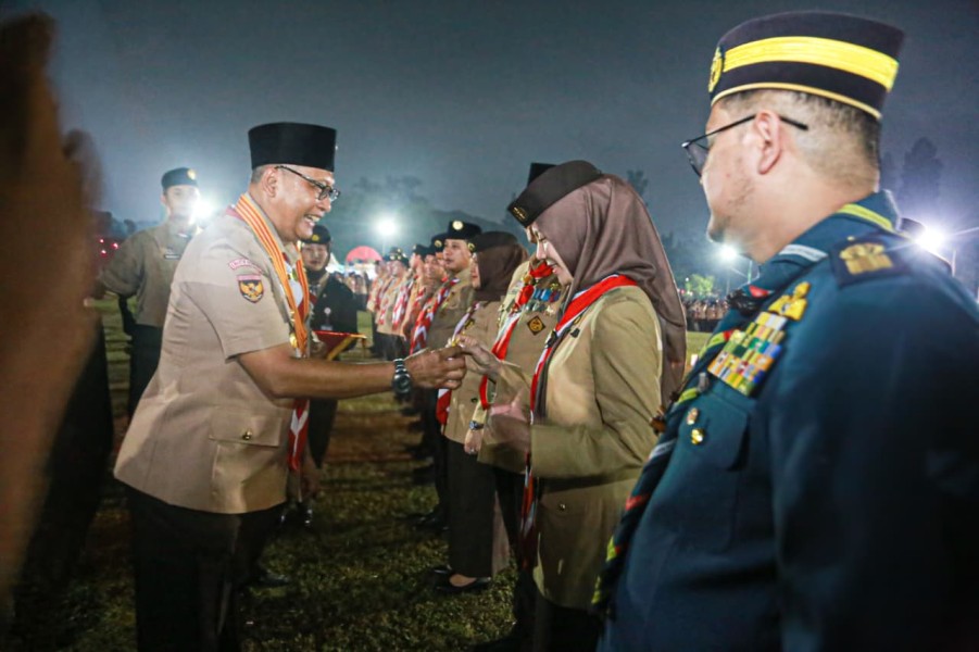 Ketua Kwarcab Pramuka Pekanbaru,Terima  Penghargaan Lencana Darma Bakti