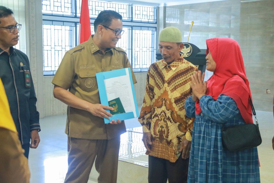 Pemko Pekanbaru Serahkan Buku Nikah dan KK ke Puluhan Pasutri Peserta Sidang Isbat