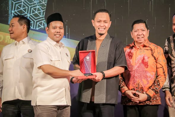 Wako Pekanbaru Raih Penghargaan Khusus Tokoh Inspiratif Penyiaran KPID Riau Award 2025