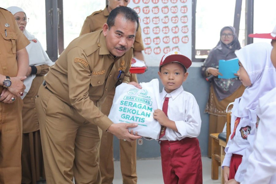 Puluhan Pelajar di Sungai Apit Terima Seragam Gratis Dari Pemkab Siak